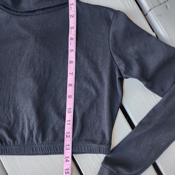 S cropped Turtleneck w back zipper - Picture 5 of 10
